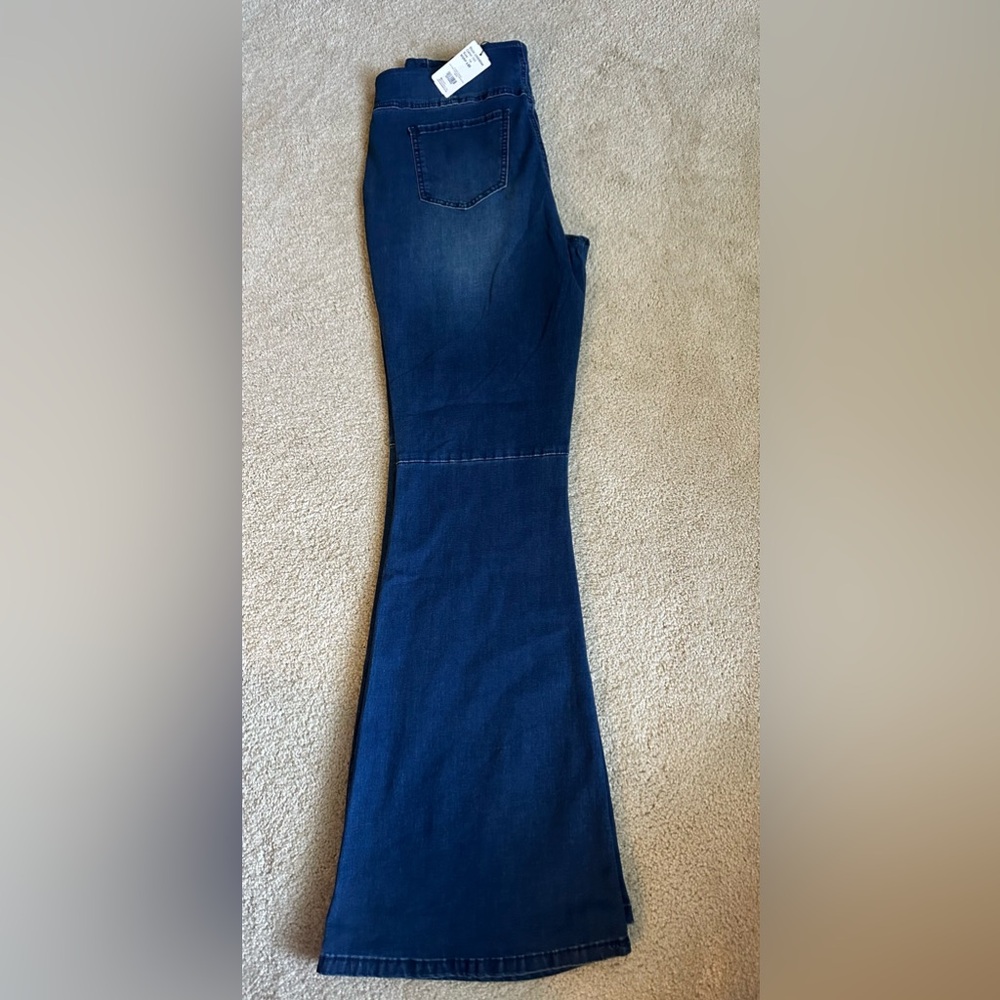 Suzanne Betro wide flare leg jeans with pull on waist. New with tags!
